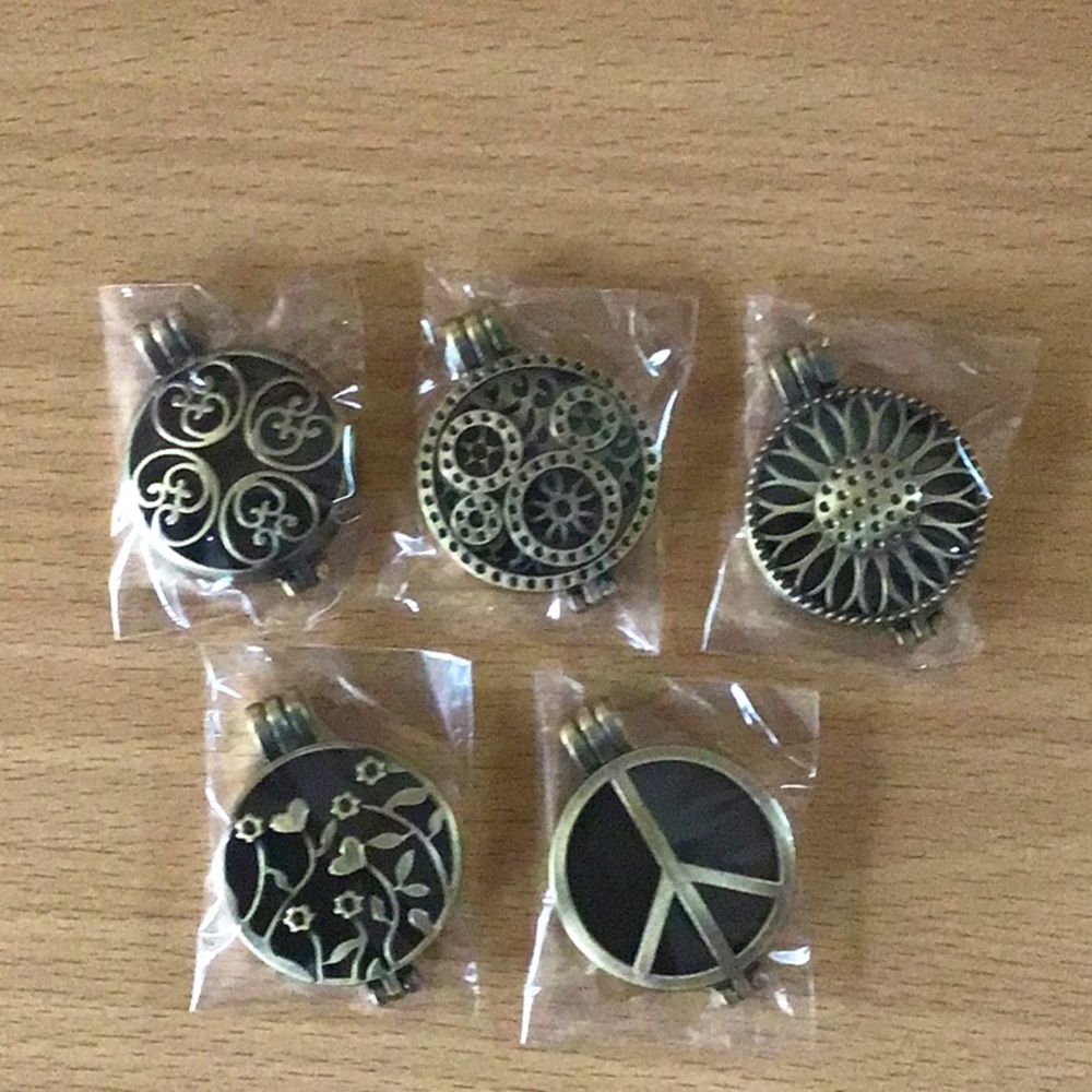 Essential oil diffuser pendants